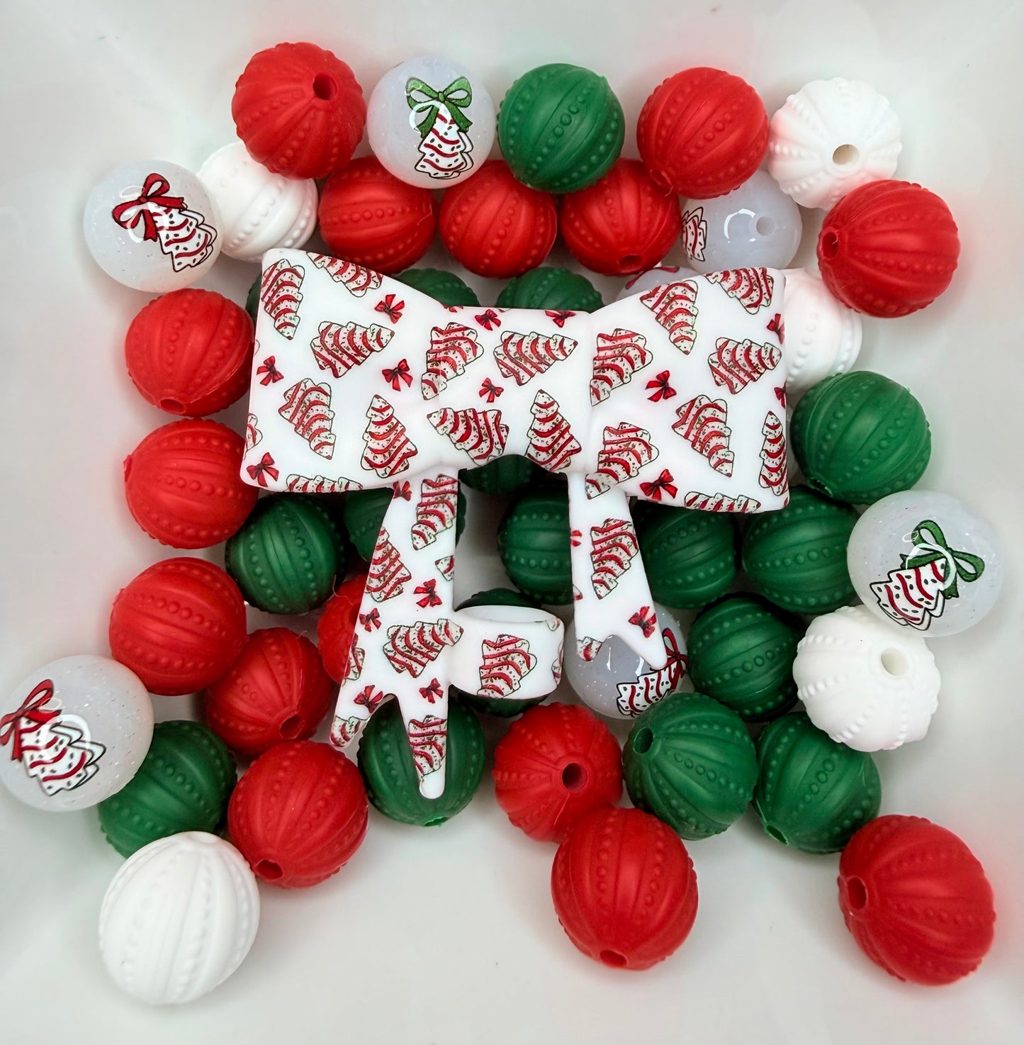 White background style Christmas tree cake strawtopper bow •Exclusive•