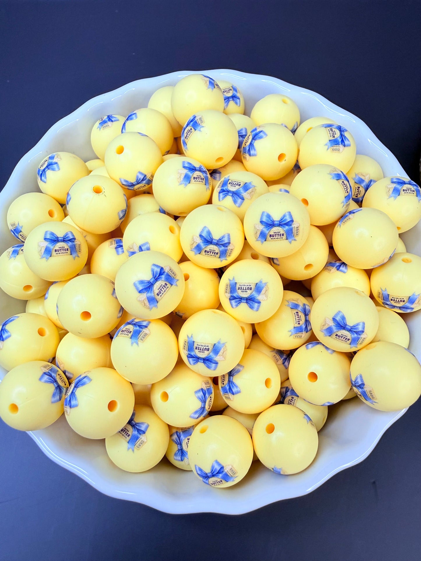 15mm Butter & bow printed beads (pack of 5)