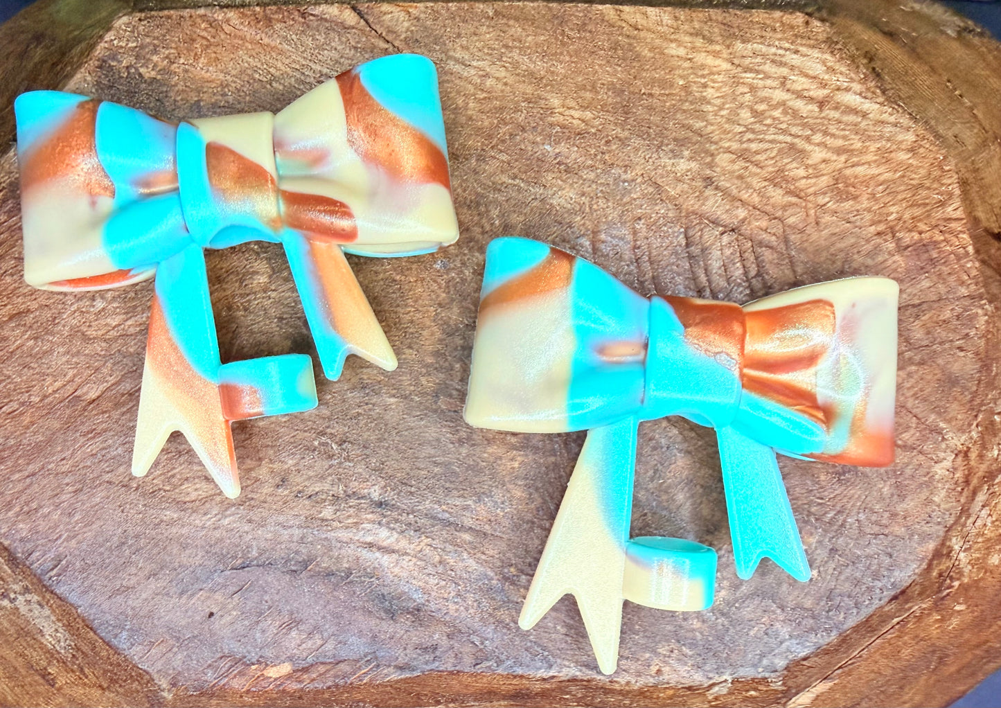 Hyde’s custom marble mix Strawtopper bow