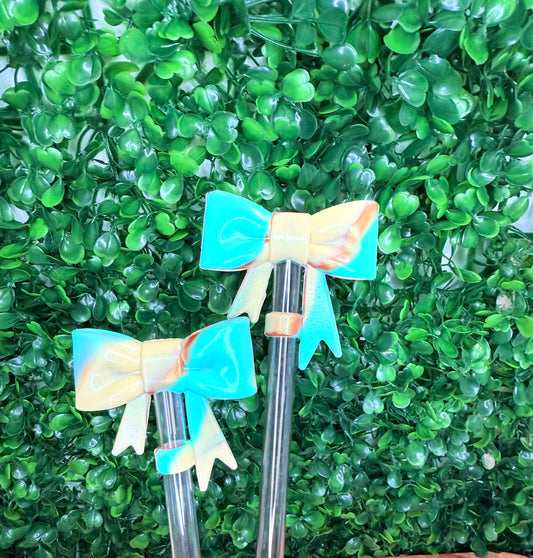Hyde’s custom marble mix Strawtopper bow